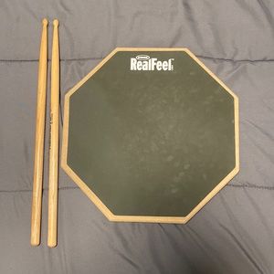 RealFeel Drum-pad with sticks